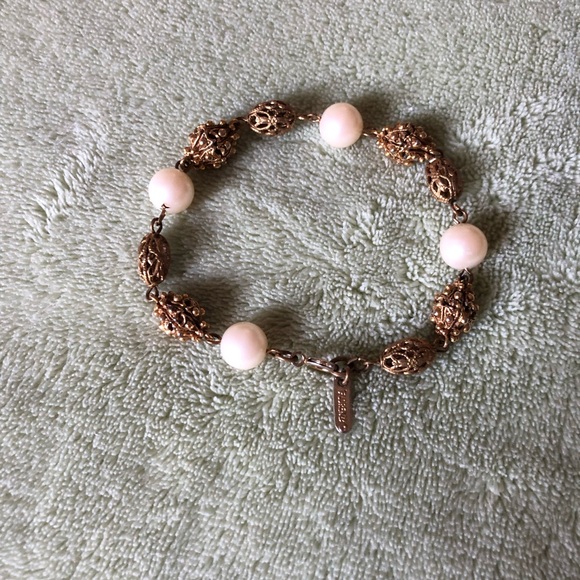 Florenza Jewelry - Florenza bracelet filigree goldtone cream round faux pearl beads 70s Vintage